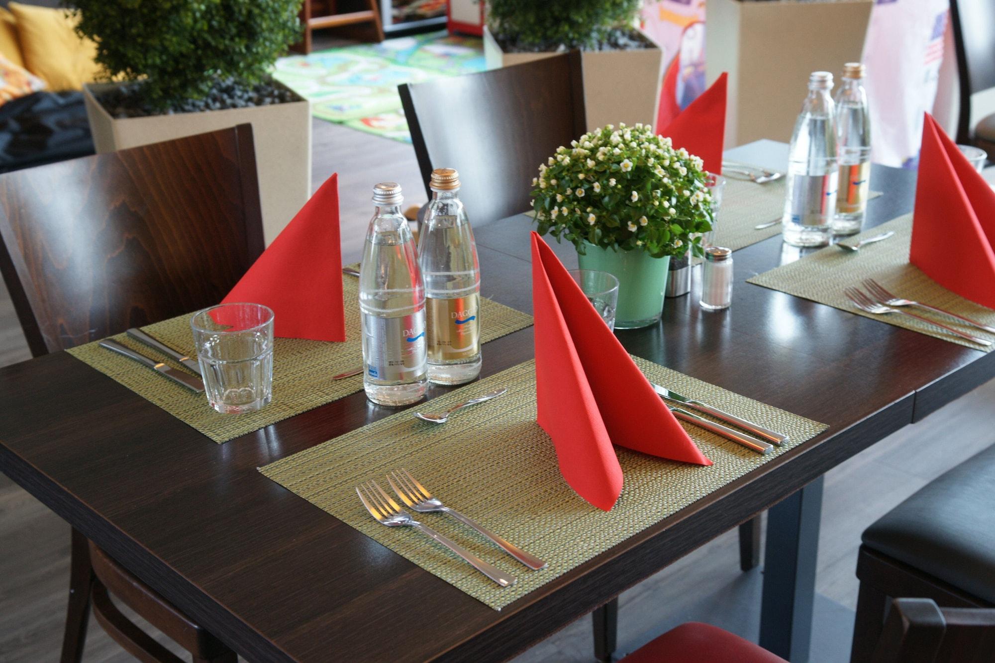 Restaurant Holiday Inn Express Zurich Airport by IHG
