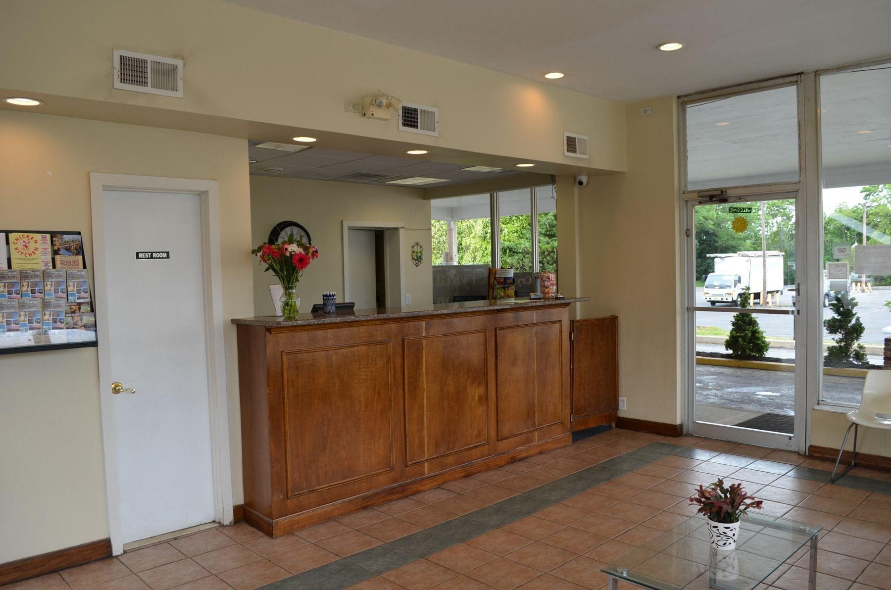 Vista Lobby Crystal Inn Eatontown