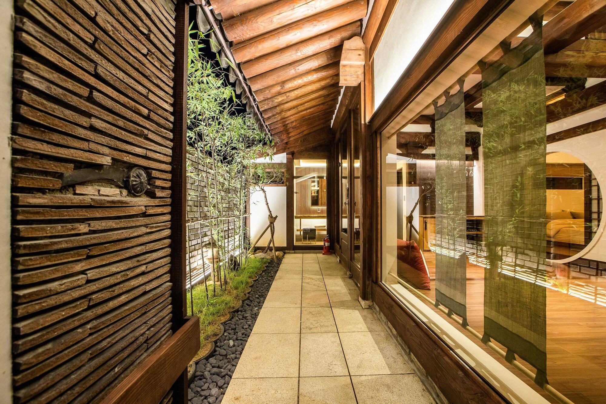 Vista Exterior Soi Hanok Stay