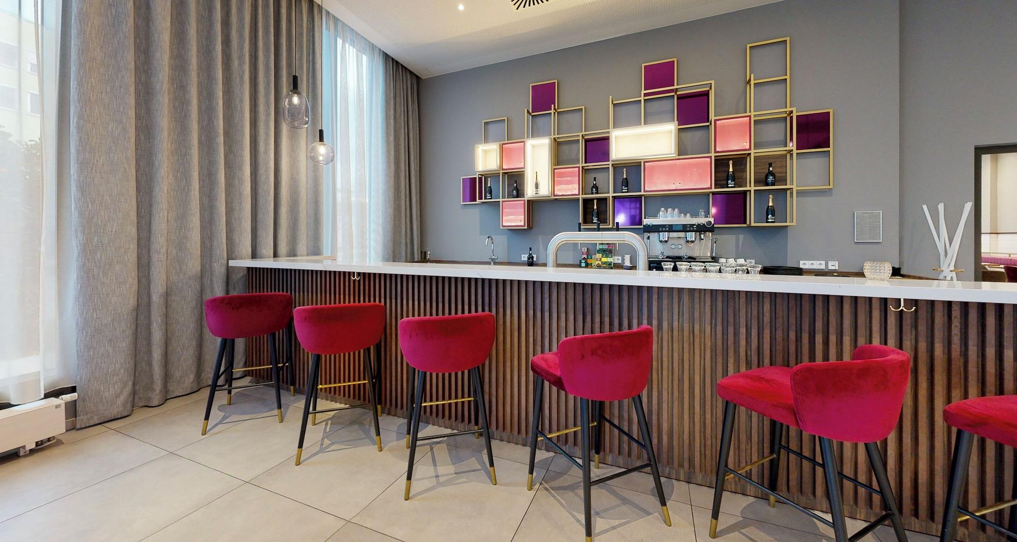 Bar/Salón PLAZA Premium München