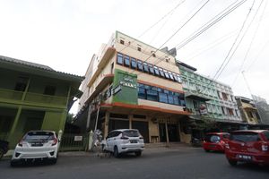 Alojamiento - RedDoorz Plus near WTC Batanghari Mall