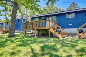 Alquiler Vacacional - Vibrant Kimberling City Hideaway w/ Private Deck!