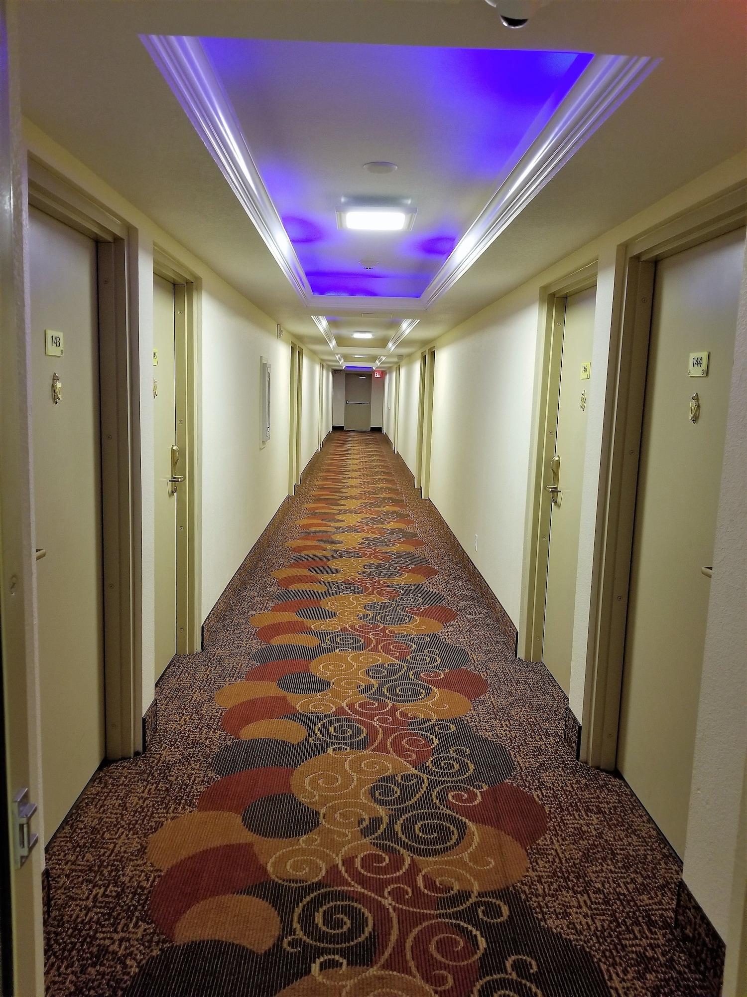 Varios Super 8 by Wyndham Des Moines