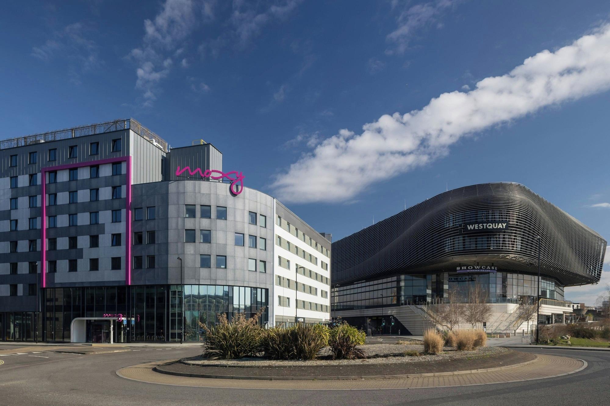 Vista Exterior Moxy Southampton