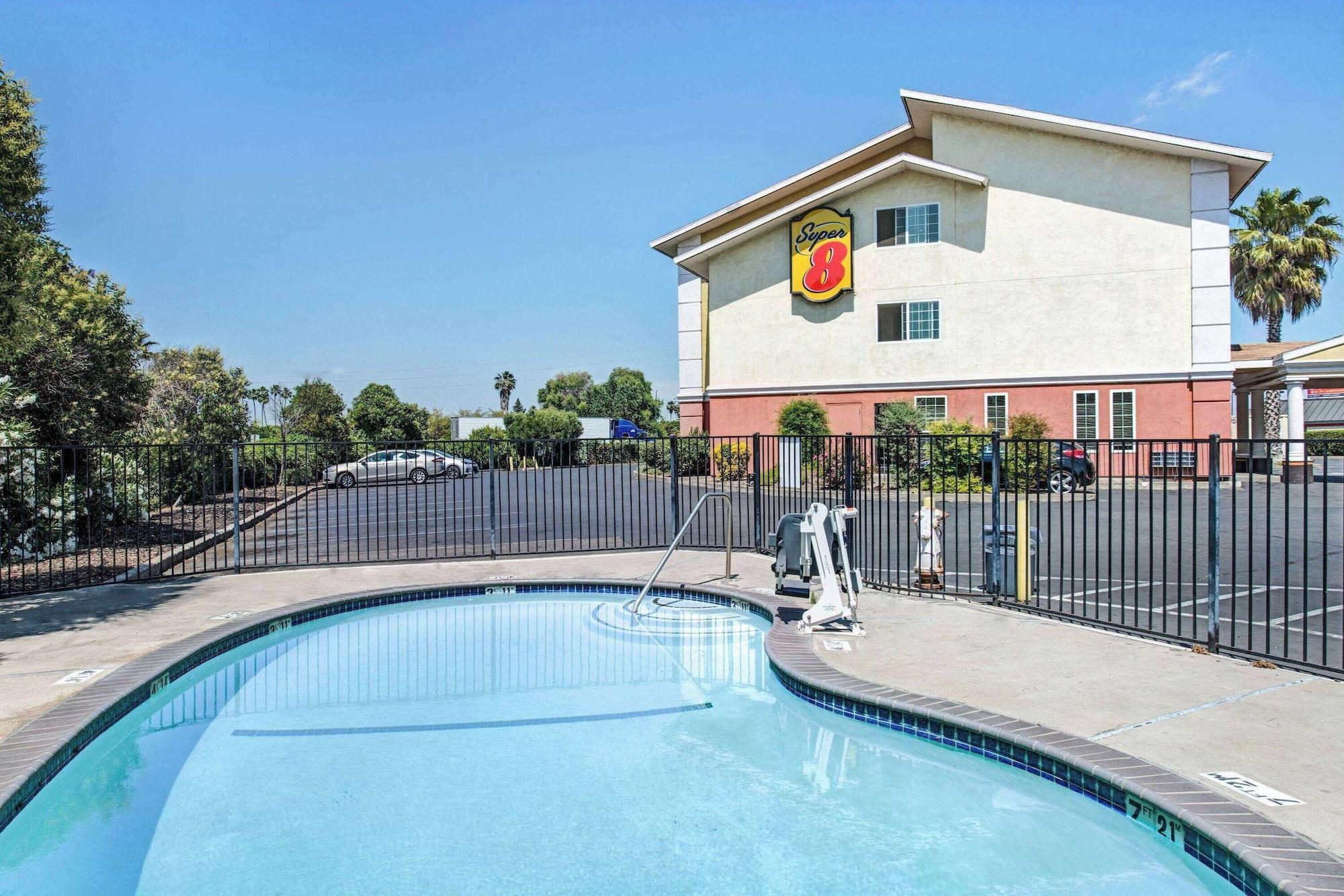 Vista Piscina Super 8 by Wyndham Sacramento/Florin Rd