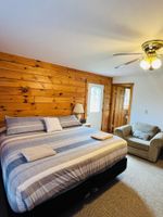 Alquiler Vacacional - Secluded Log Cabin with hot-tub. Near Lake George. Amazing Mt View. Sleeps 15