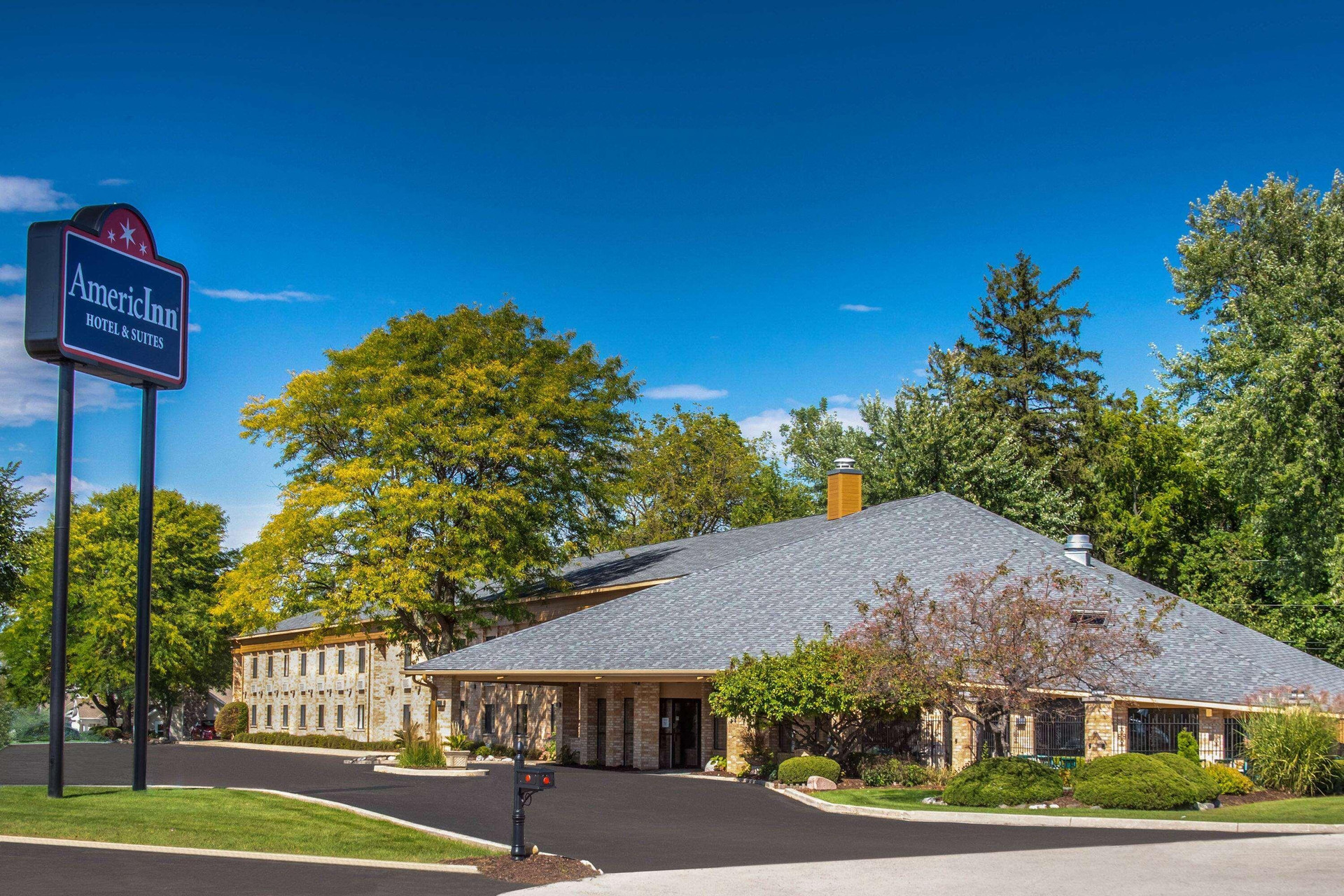 Vista Exterior AmericInn by Wyndham Delafield