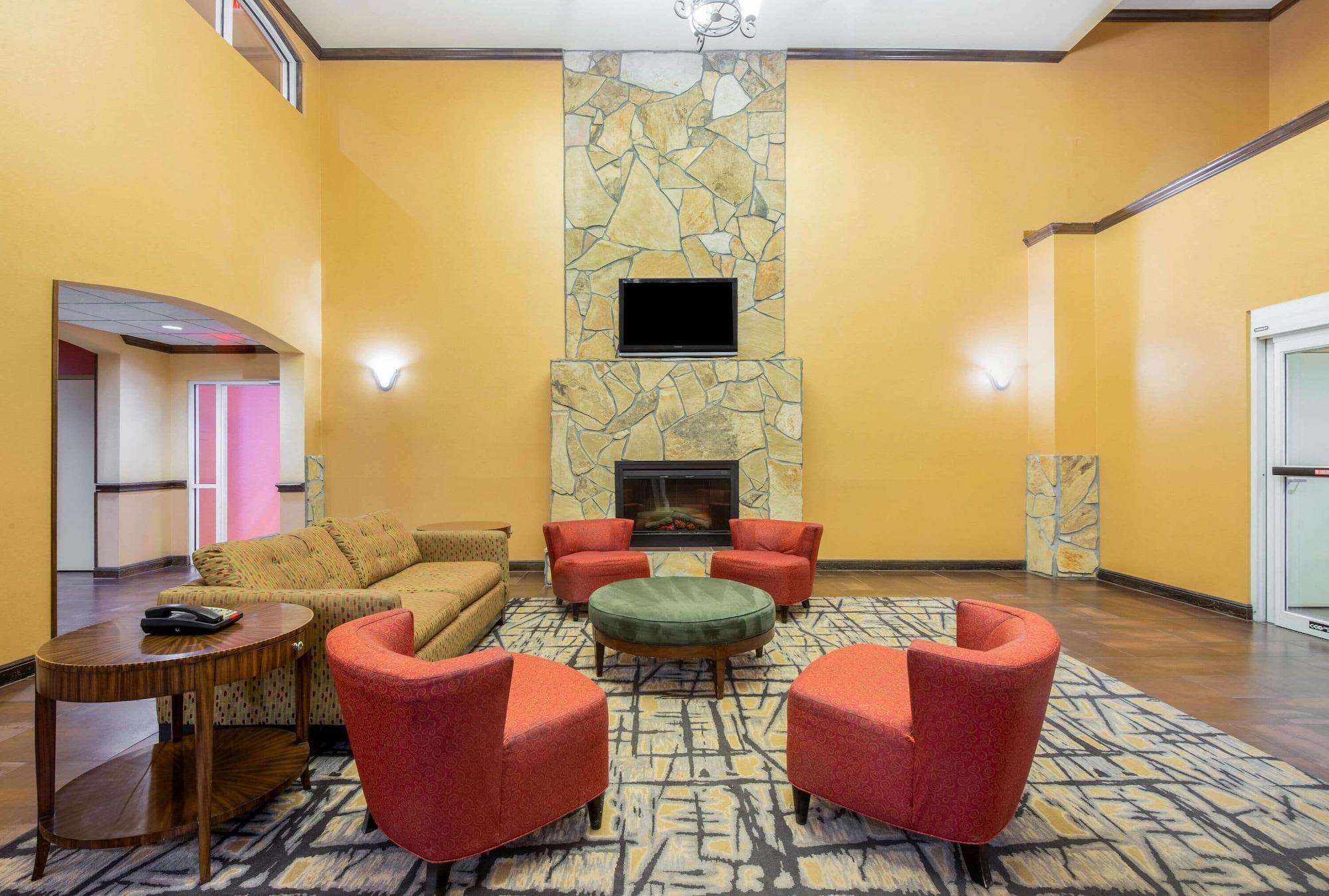 Vista Lobby La Quinta Inn & Suites by Wyndham Eastland