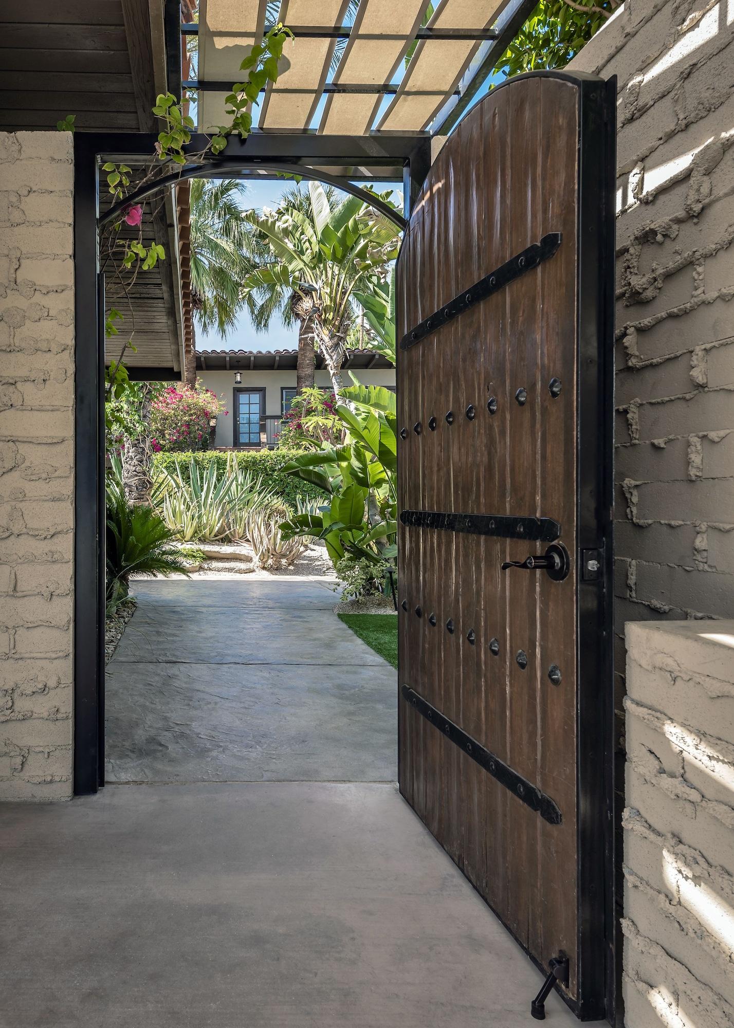 Vista Exterior Santiago Resort - Palm Springs Premier Gay Men’s Resort