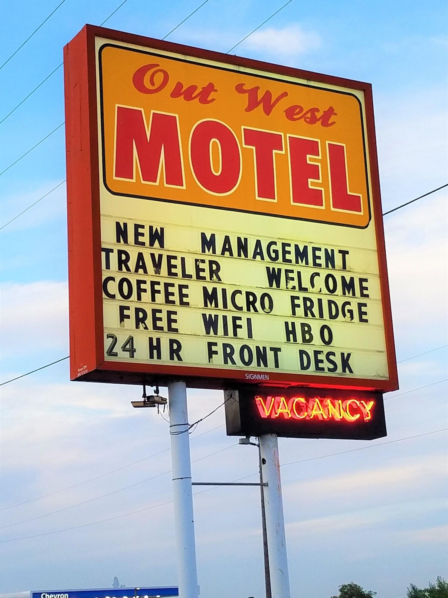 Vista Exterior Out West Motel