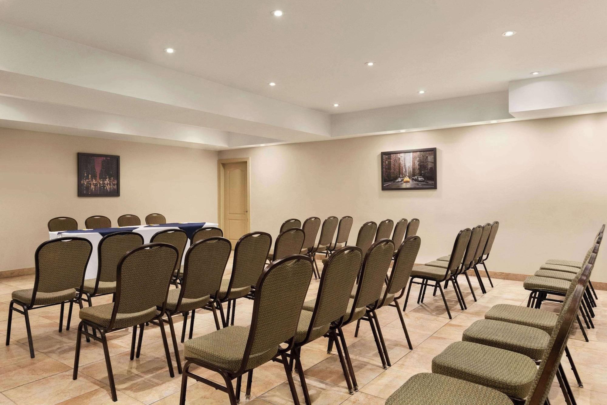 Sala de Reuniones Days Inn by Wyndham Montreal East