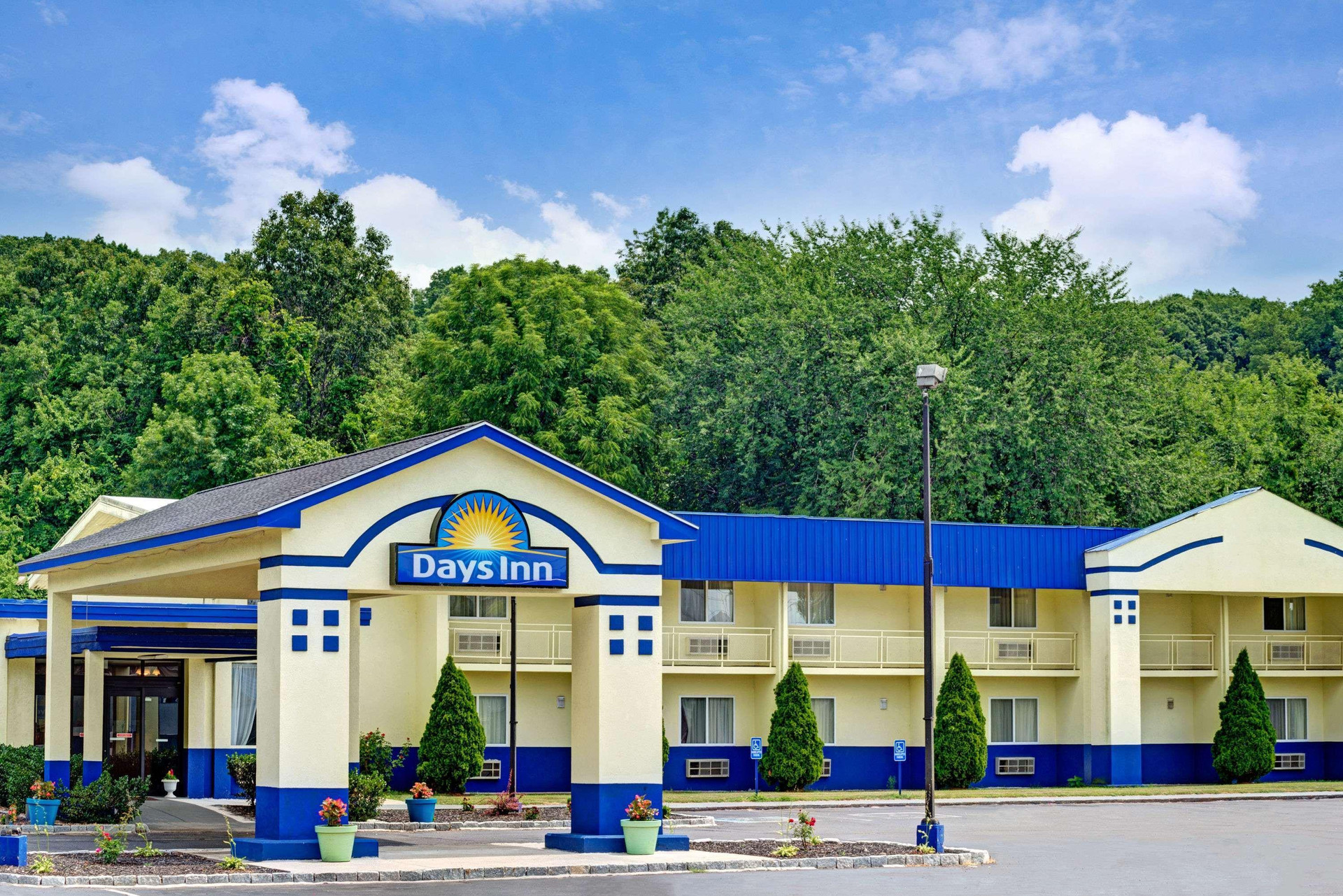 Vista Exterior Days Inn by Wyndham Southington