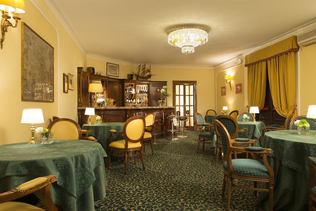 Bar/Salón Napoleon Hotel