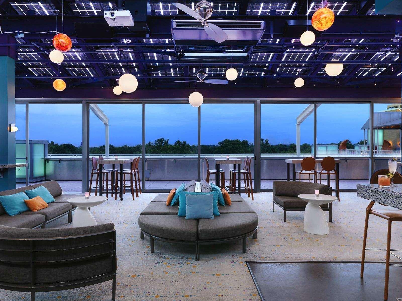 Bar/Salón Moonrise Hotel