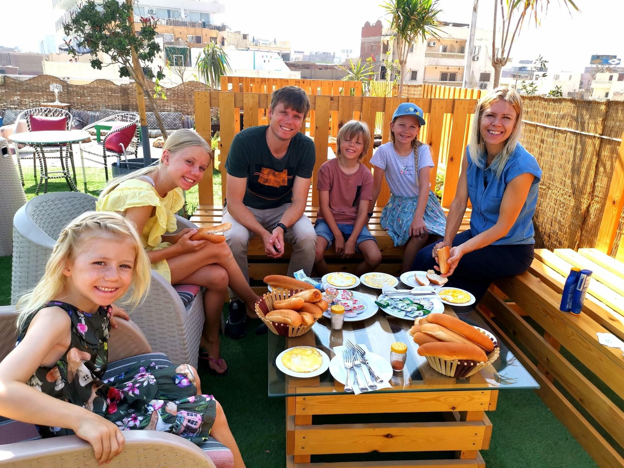 Vista Exterior Pyramids paradise hotel