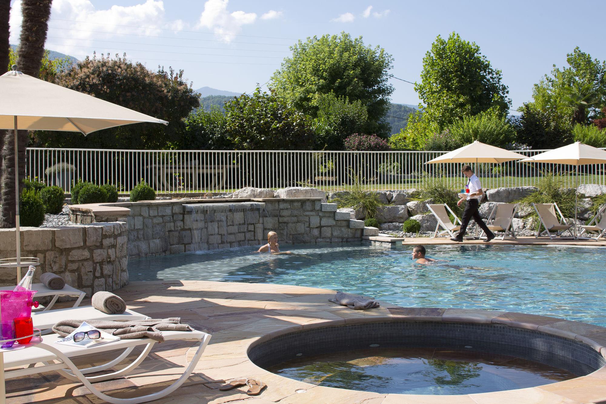 Vista Piscina Hôtel Les Grillons