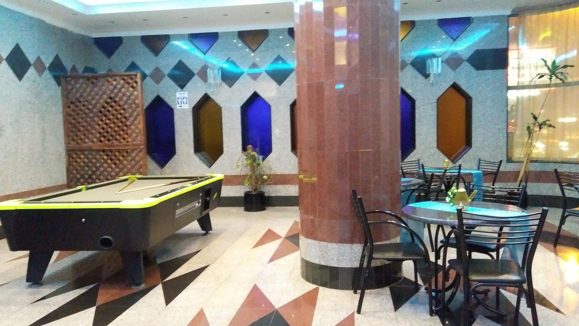 Instalaciones Recreativas Royal Crown Hotel & Suites