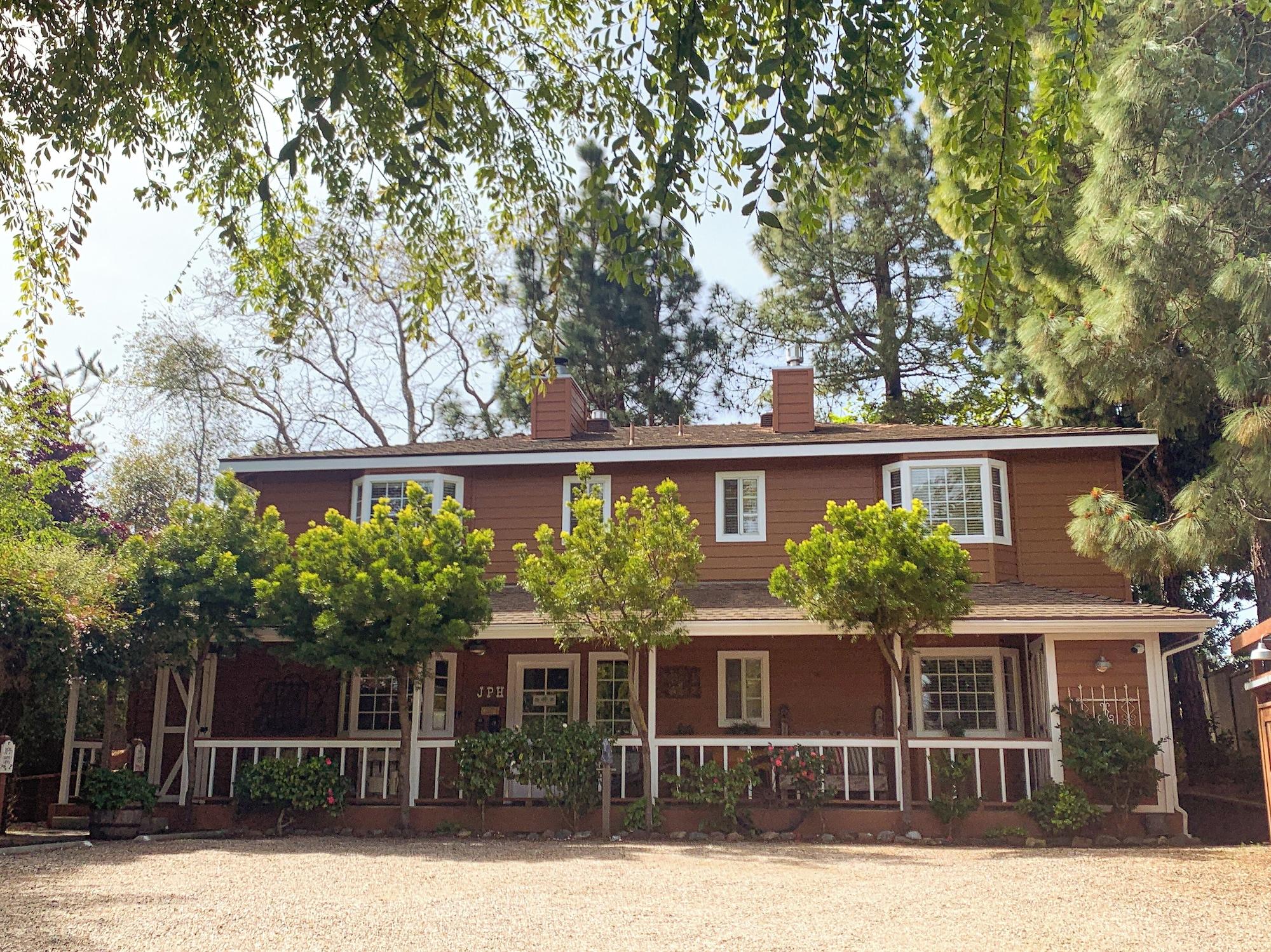 Varios J Patrick Inn
