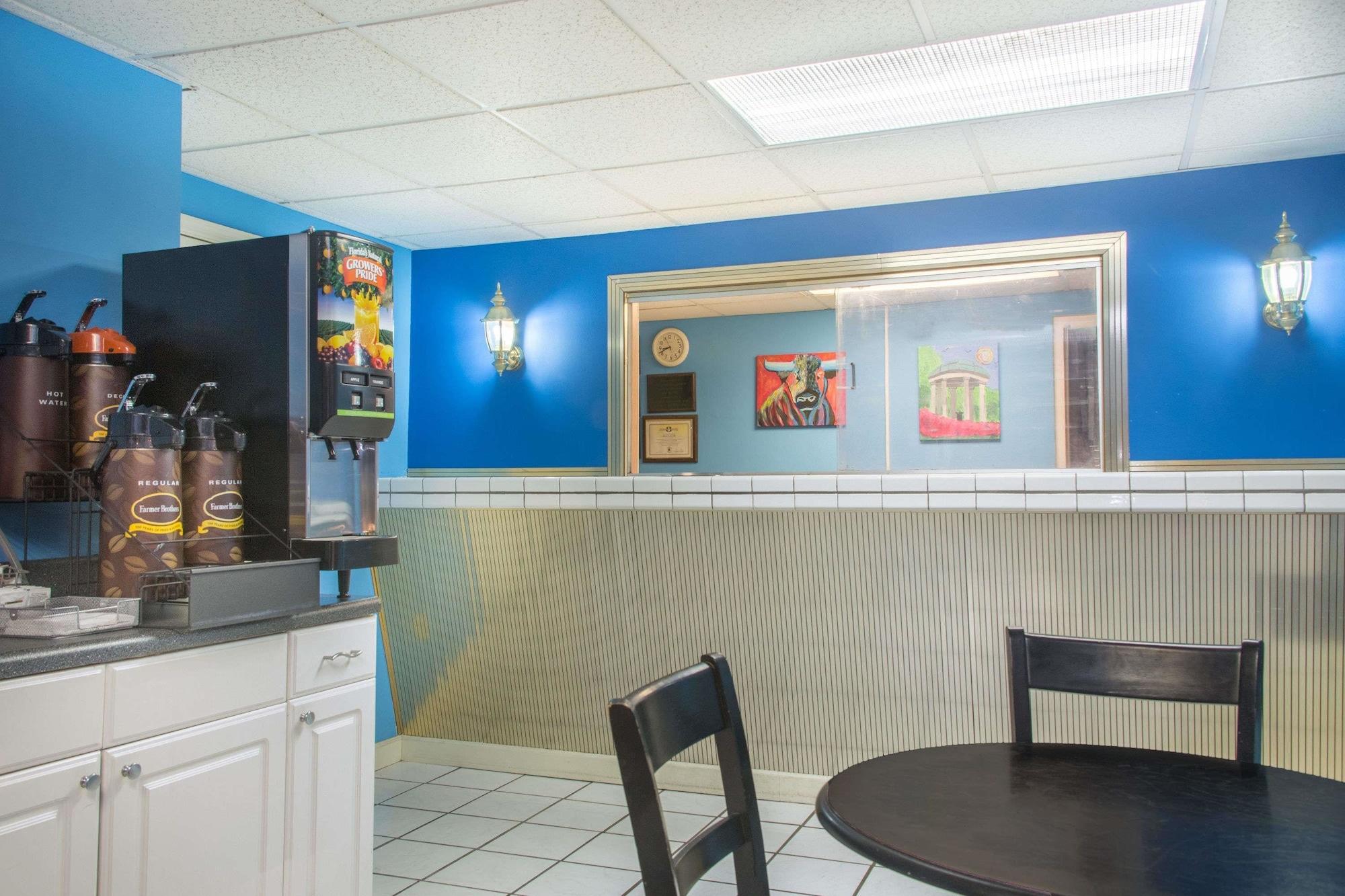 Vista Lobby Super 8 by Wyndham Durham/University Area NC