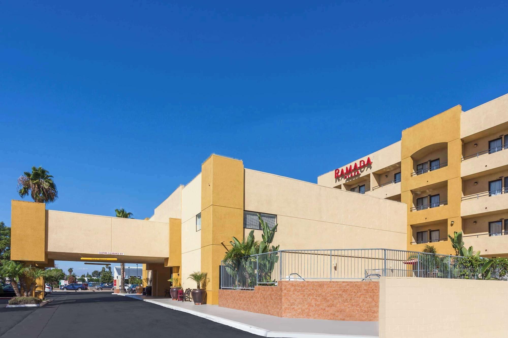 Vista Exterior Ramada Plaza by Wyndham Garden Grove/Anaheim South