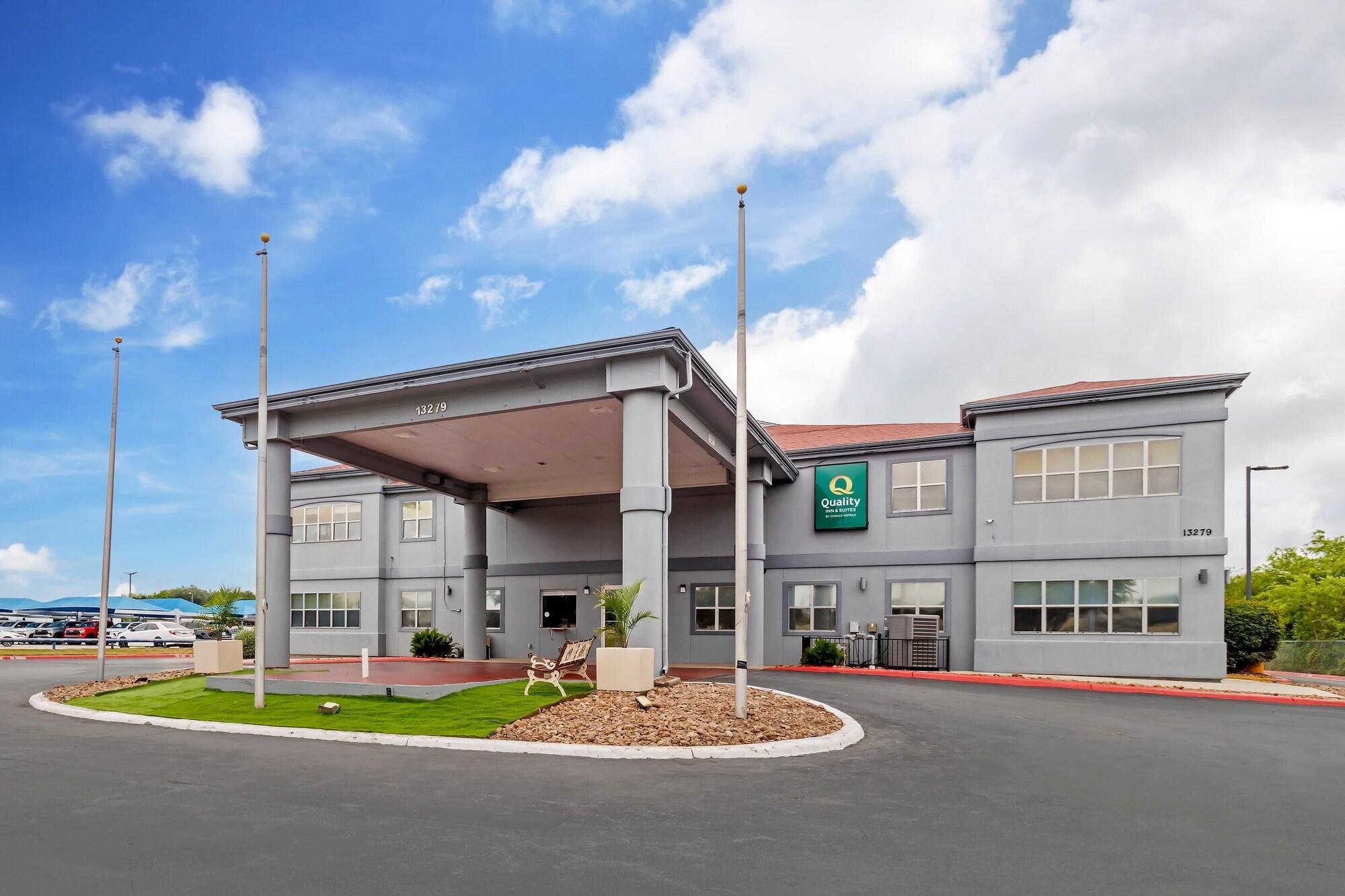 Varios Quality Inn & Suites I-10 near Fiesta Texas