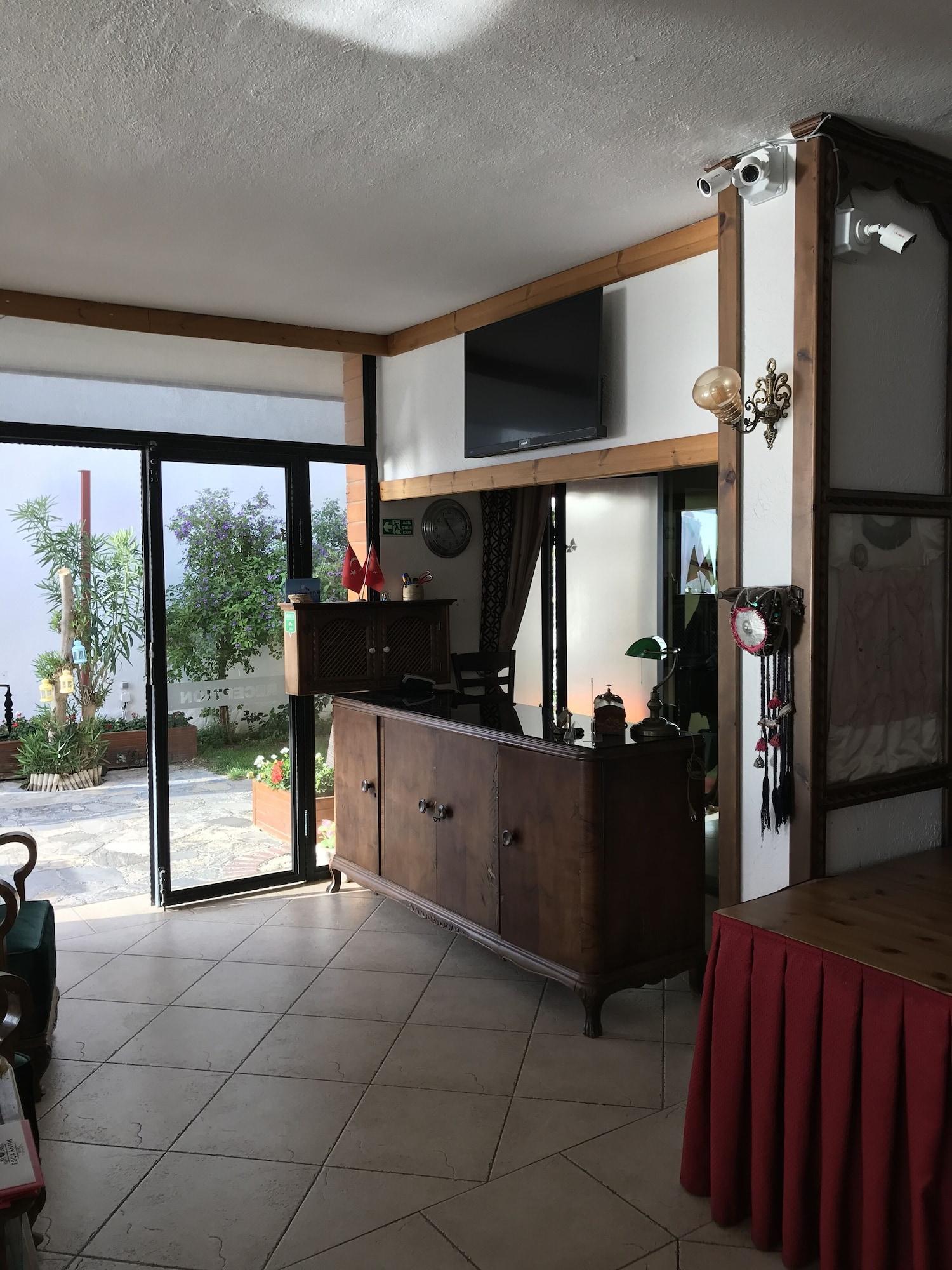 Vista Lobby Foca Antik Hotel