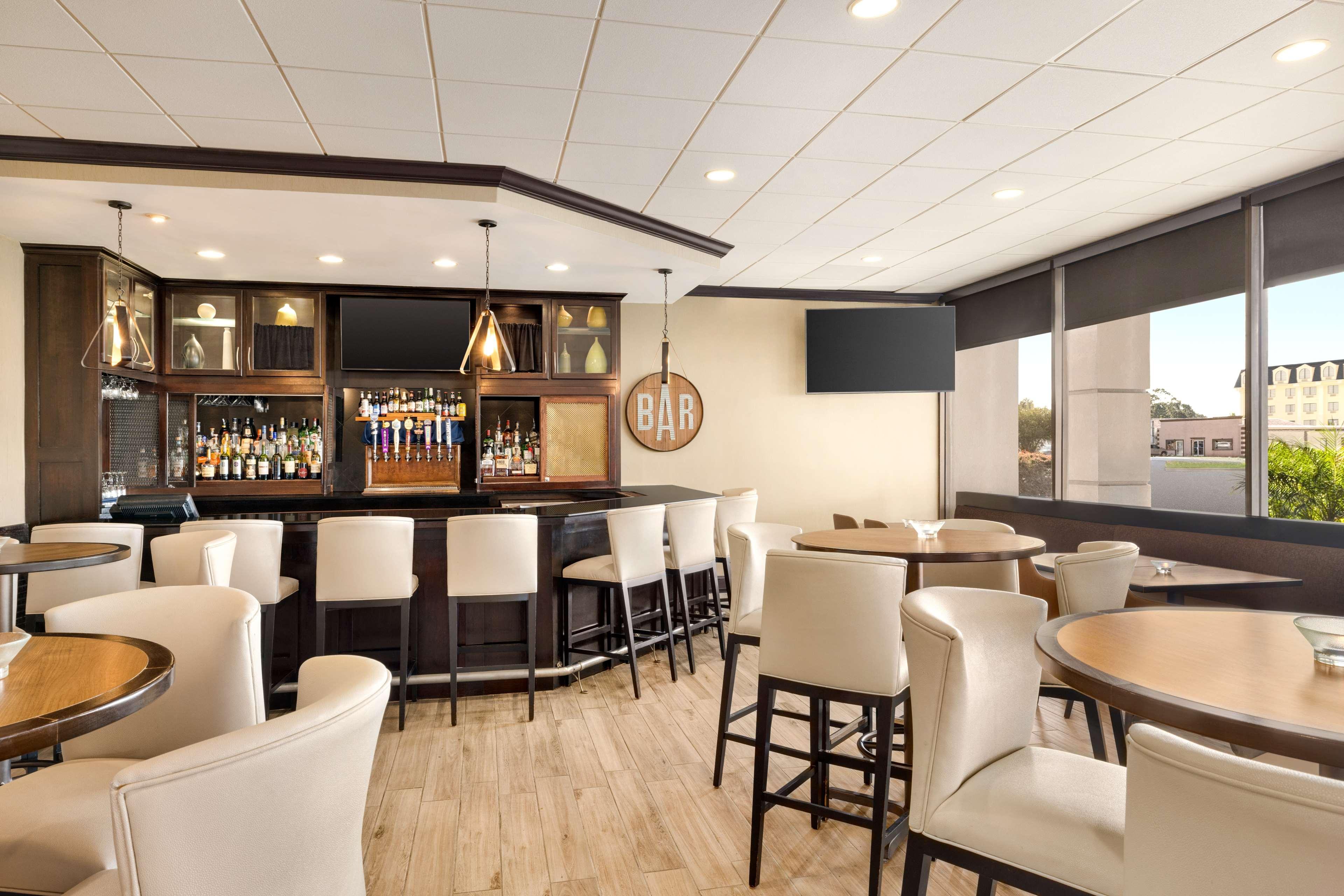 Bar/Salón DoubleTree by Hilton Hotel New Orleans Airport