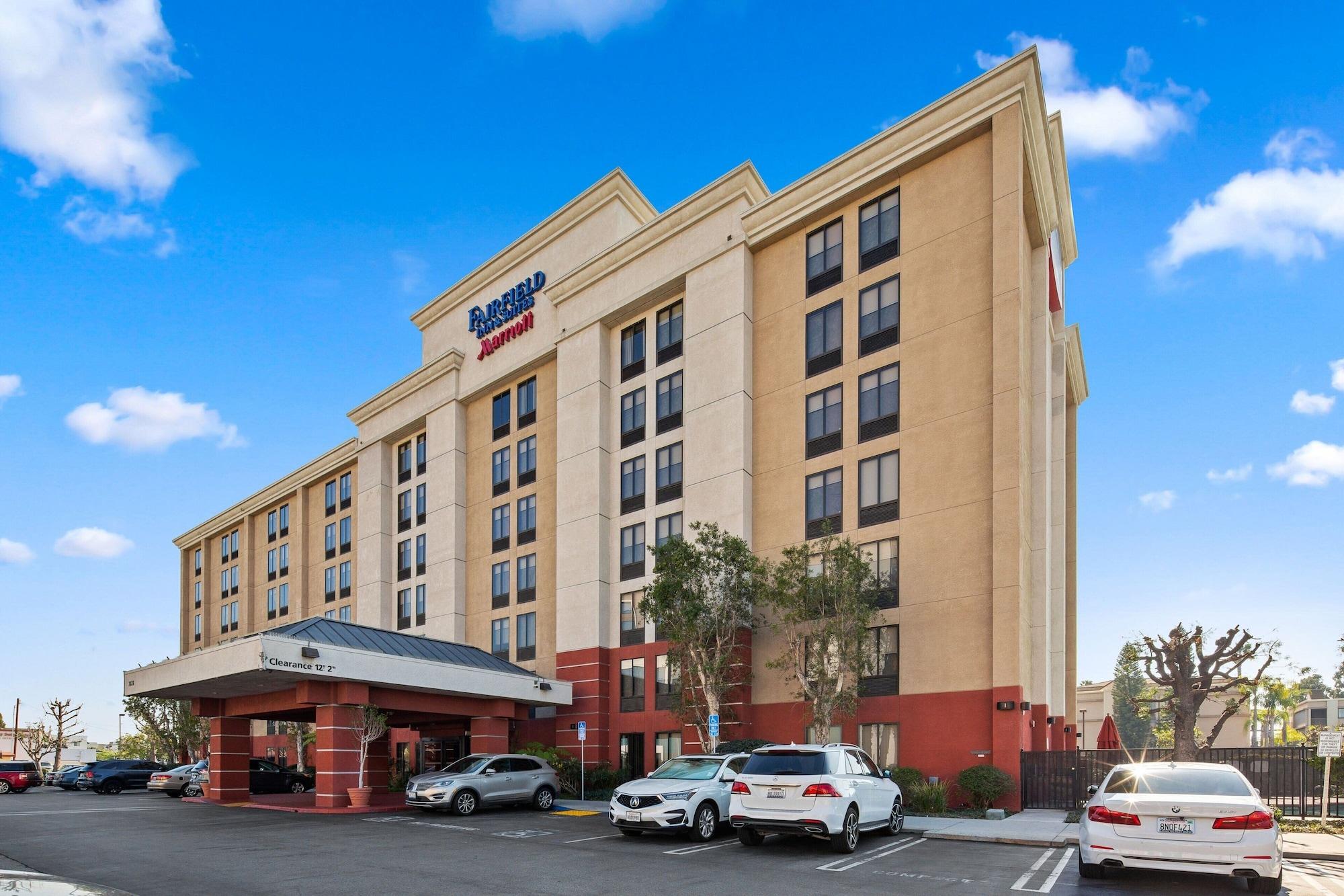 Varios Fairfield Inn & Suites Anaheim North/Buena Park.