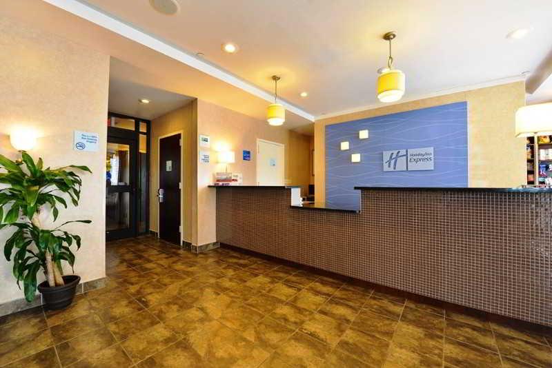 Vista Lobby Country Inn & Suites By Radisson Staten Island