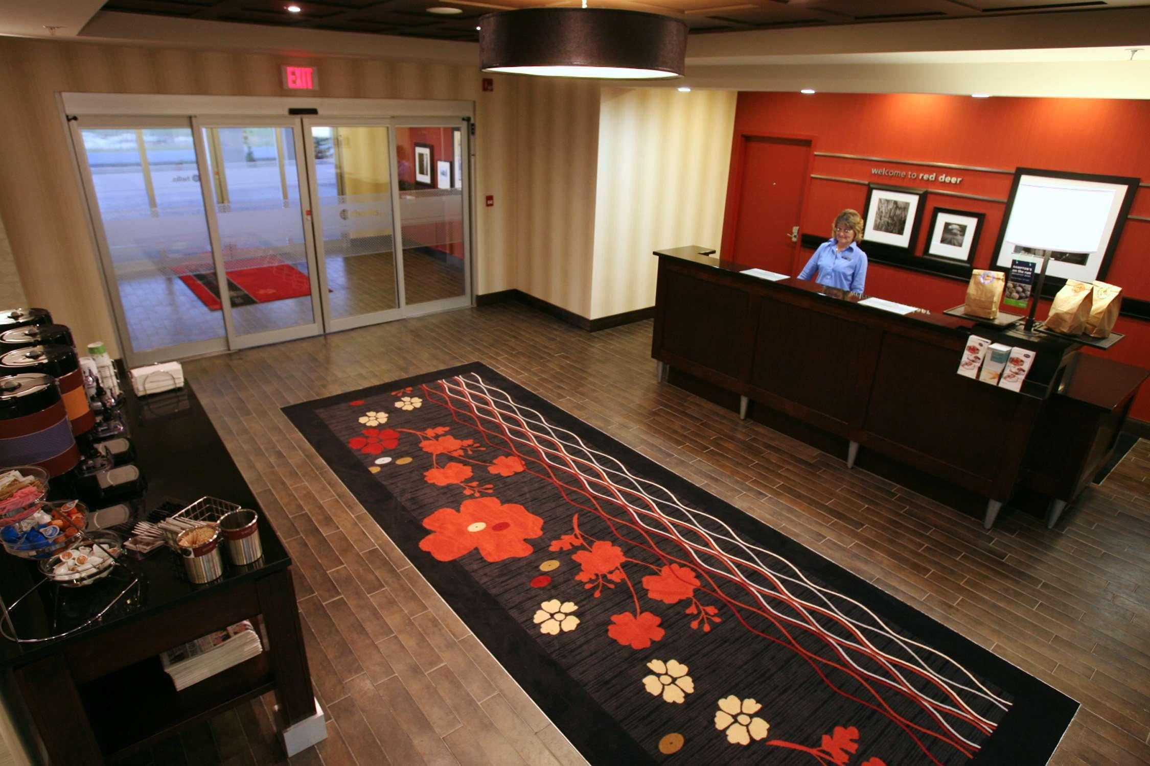 Vista Lobby Hampton Inn & Suites by Hilton Red Deer