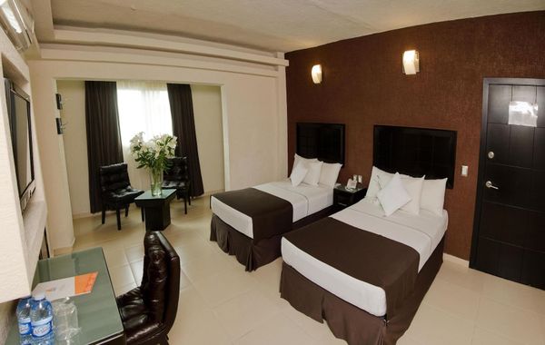 Hotel Portonovo Plaza Guadalajara - Hoteles cerca de La Central de Autobuses en Guadalajara