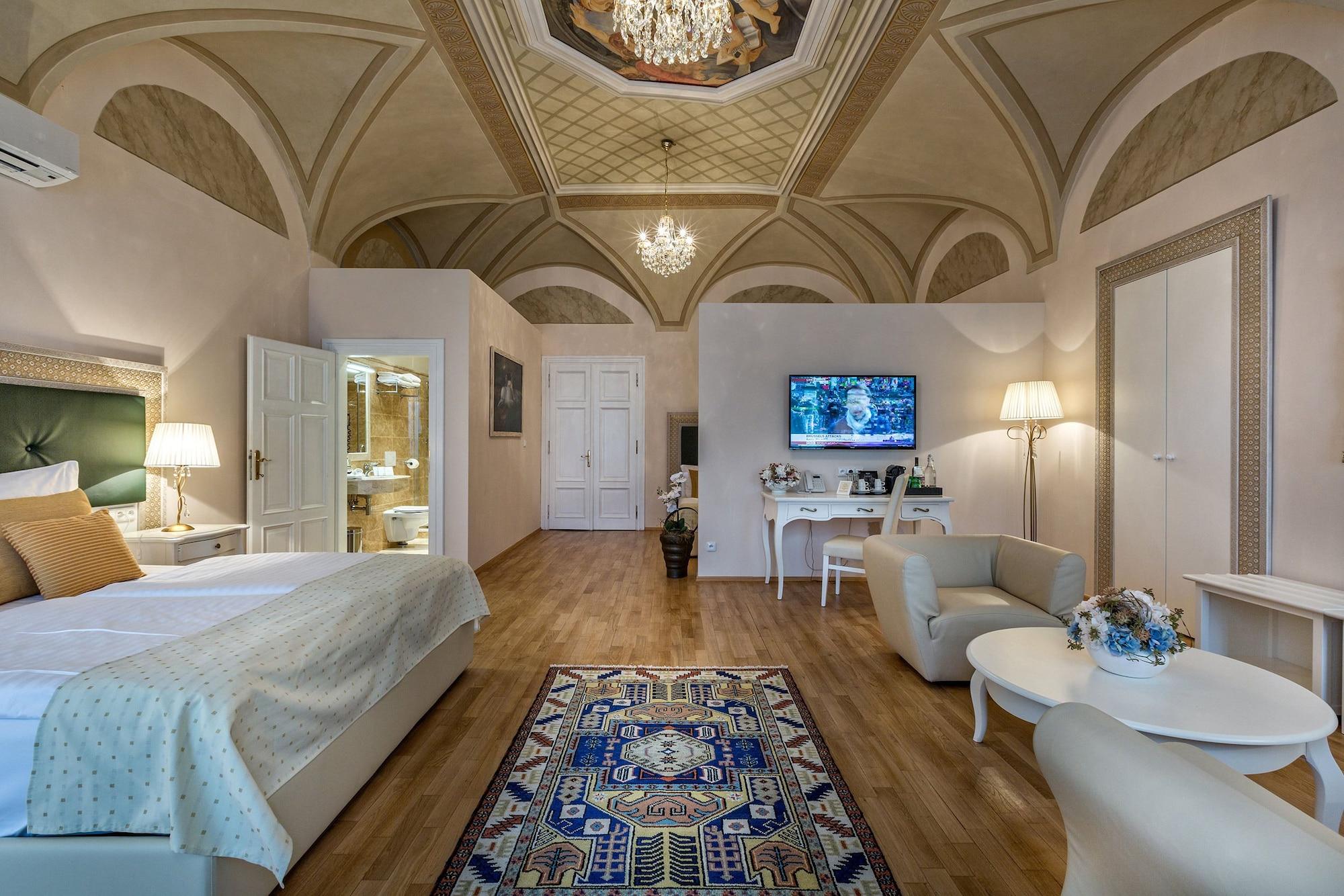 Varios Little King Hotel U Malvaze