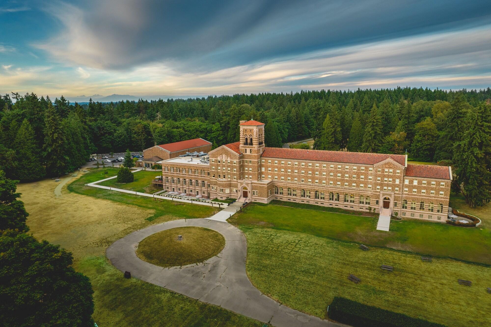 Vista Exterior The Lodge at St Edward Park