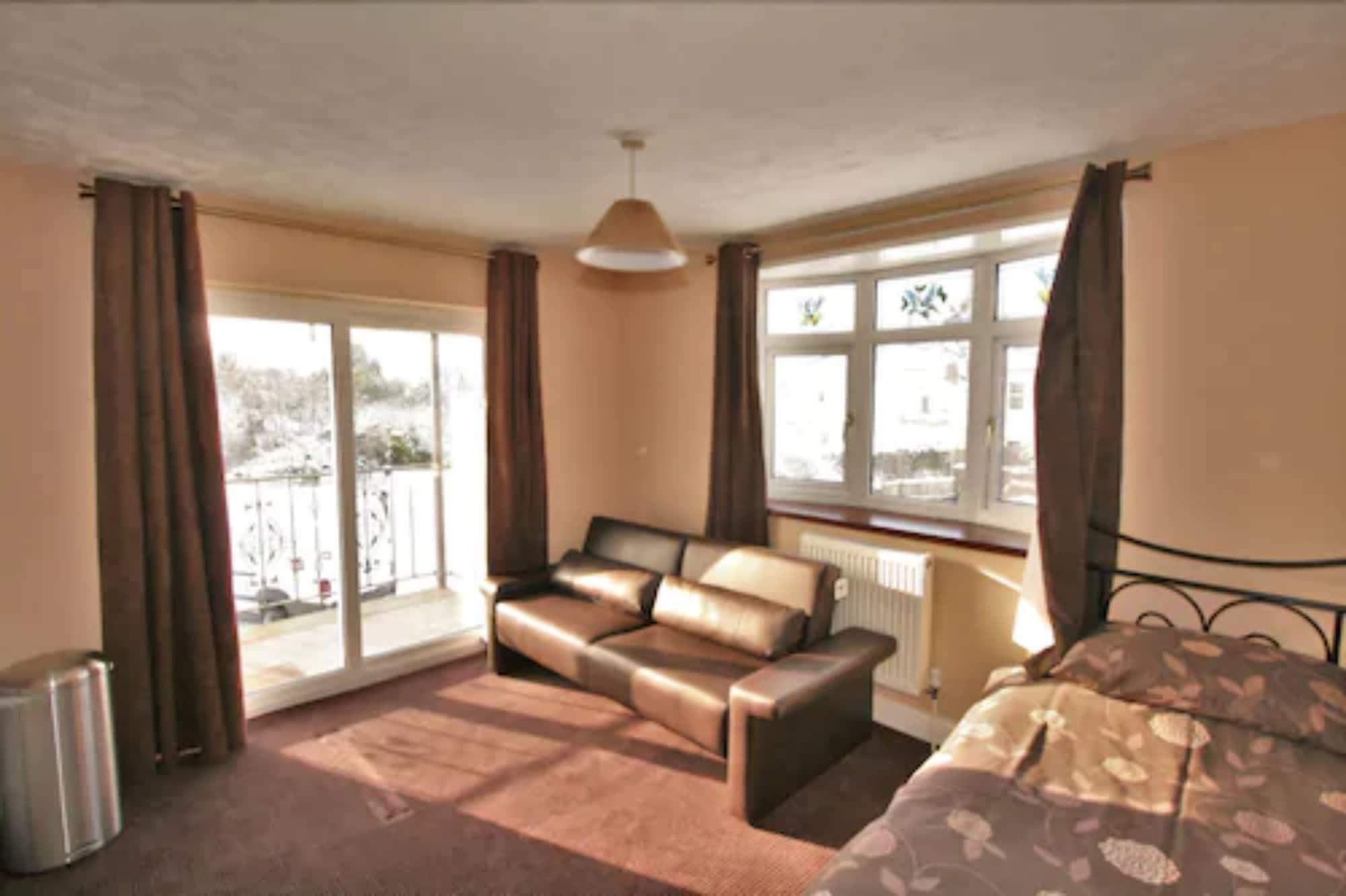 Varios Central Studios Gloucester Road by Rooms Booked - Free Parking