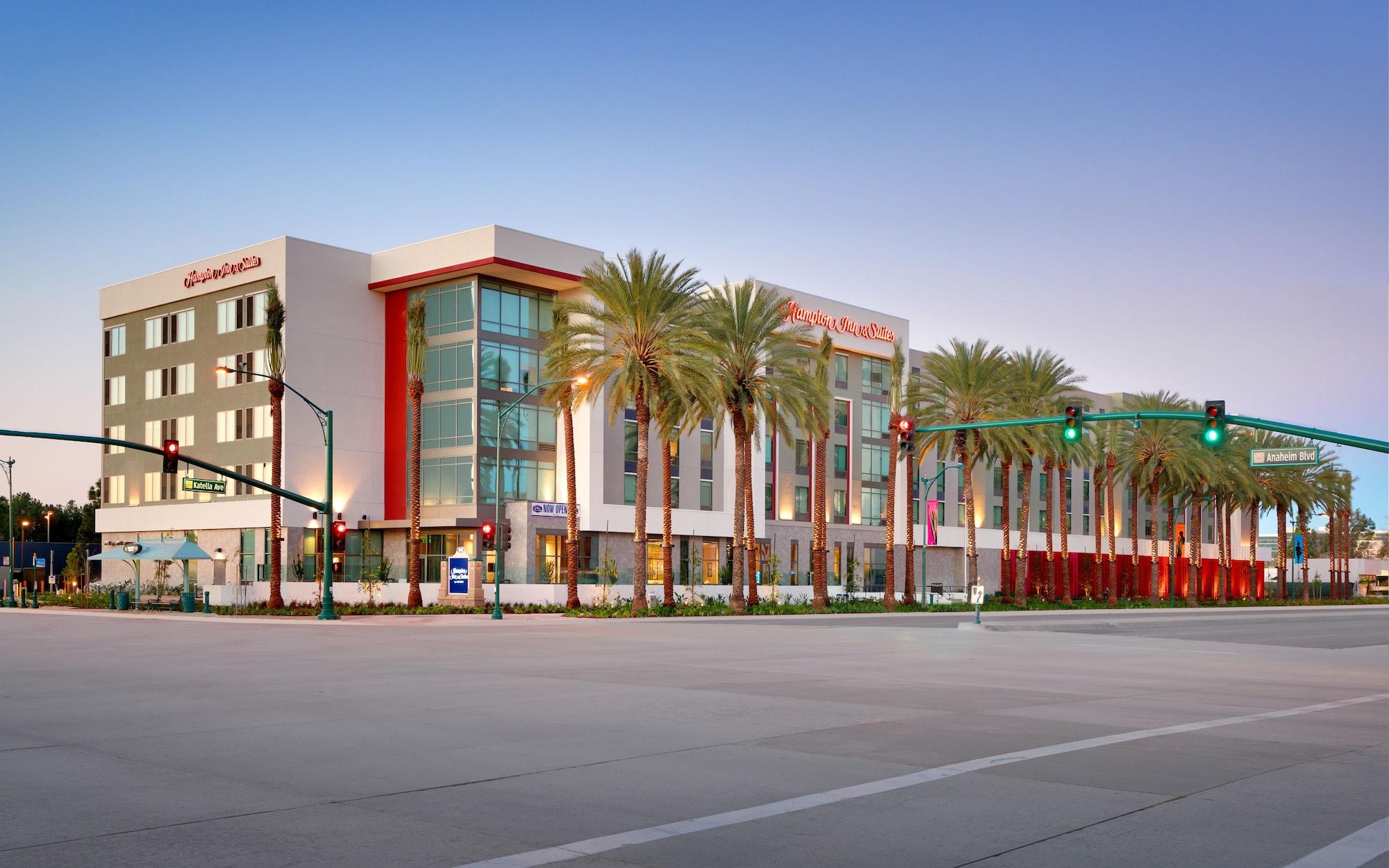 Vista Exterior Hampton Inn  & Suites Anaheim Resort Convention Center