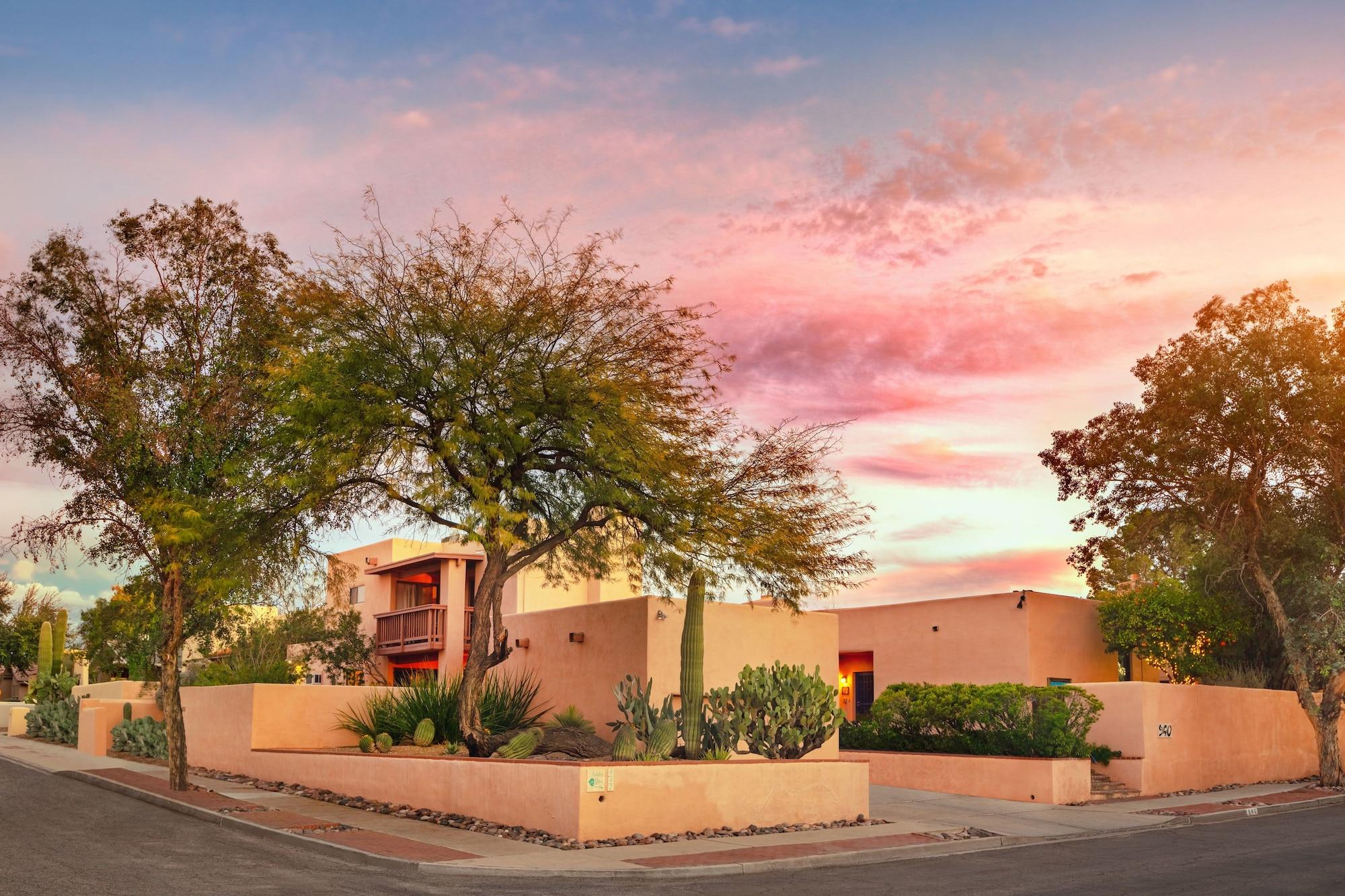 Varios Adobe Rose Inn B&B