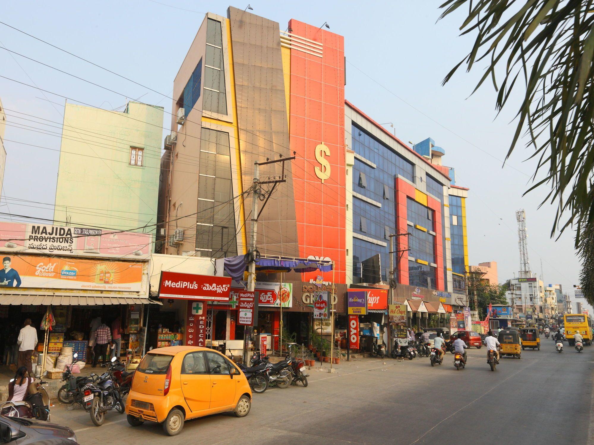 Vista Exterior OYO 8828 Holidays Dollars Grand