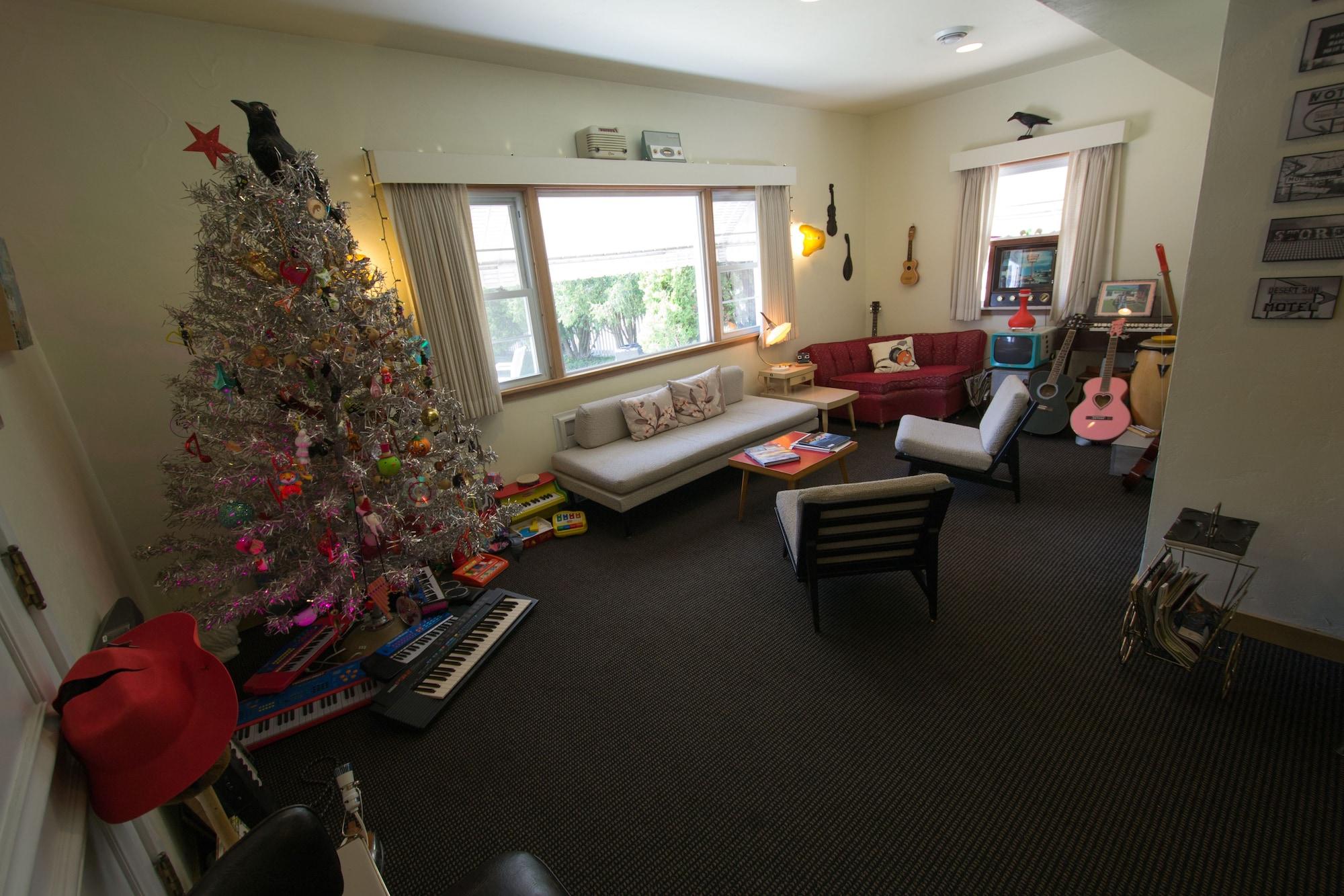 Vista Lobby Holiday Music Motel