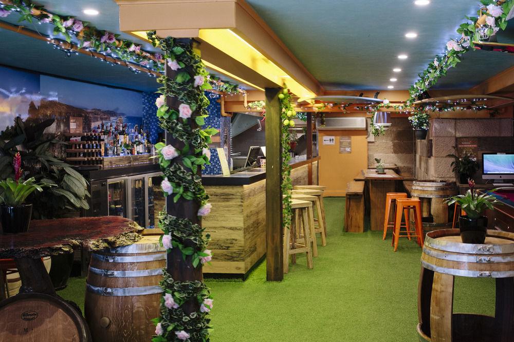 Varios Mad Monkey Backpackers