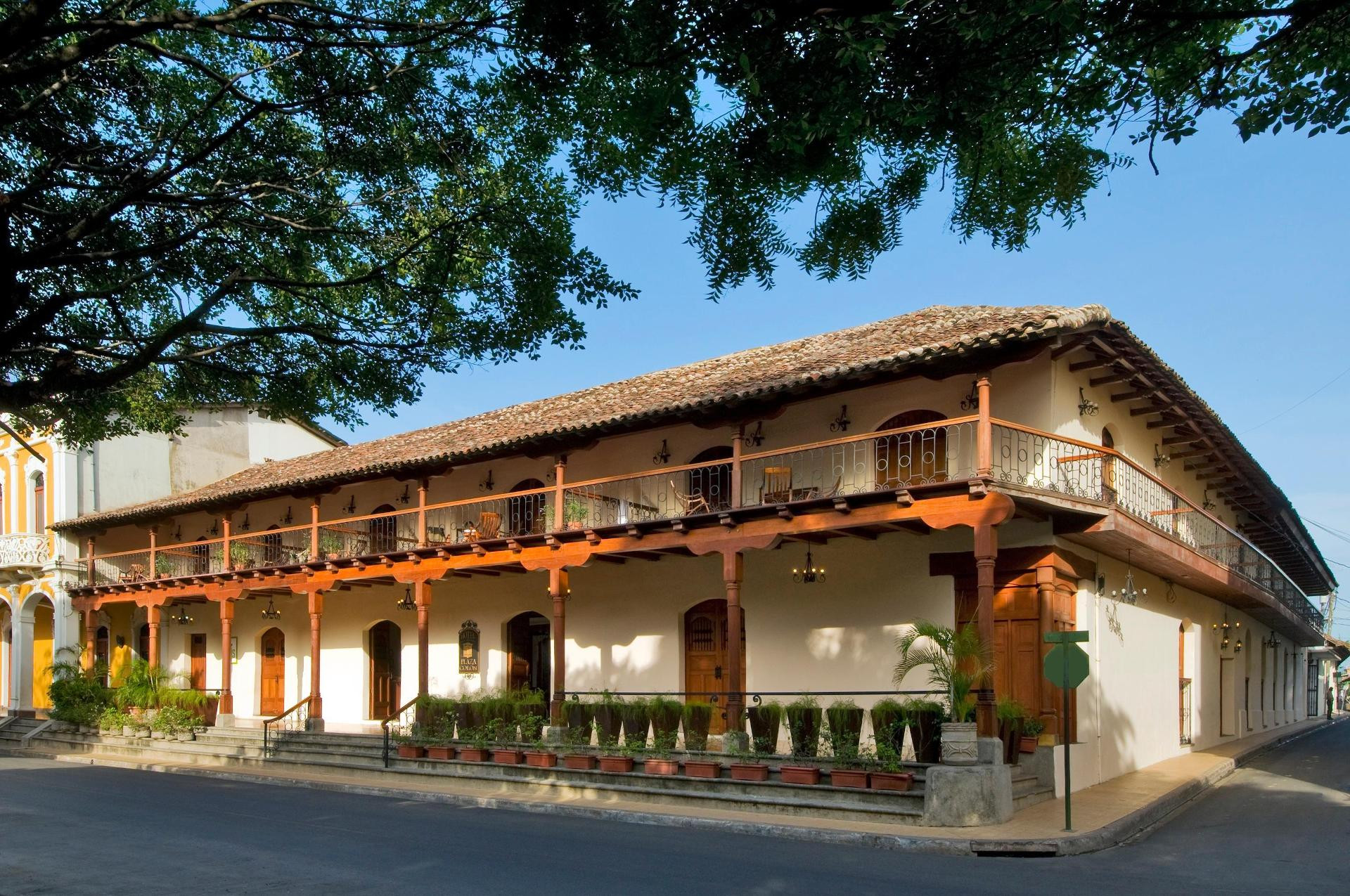 Vista Exterior Hotel Plaza Colon