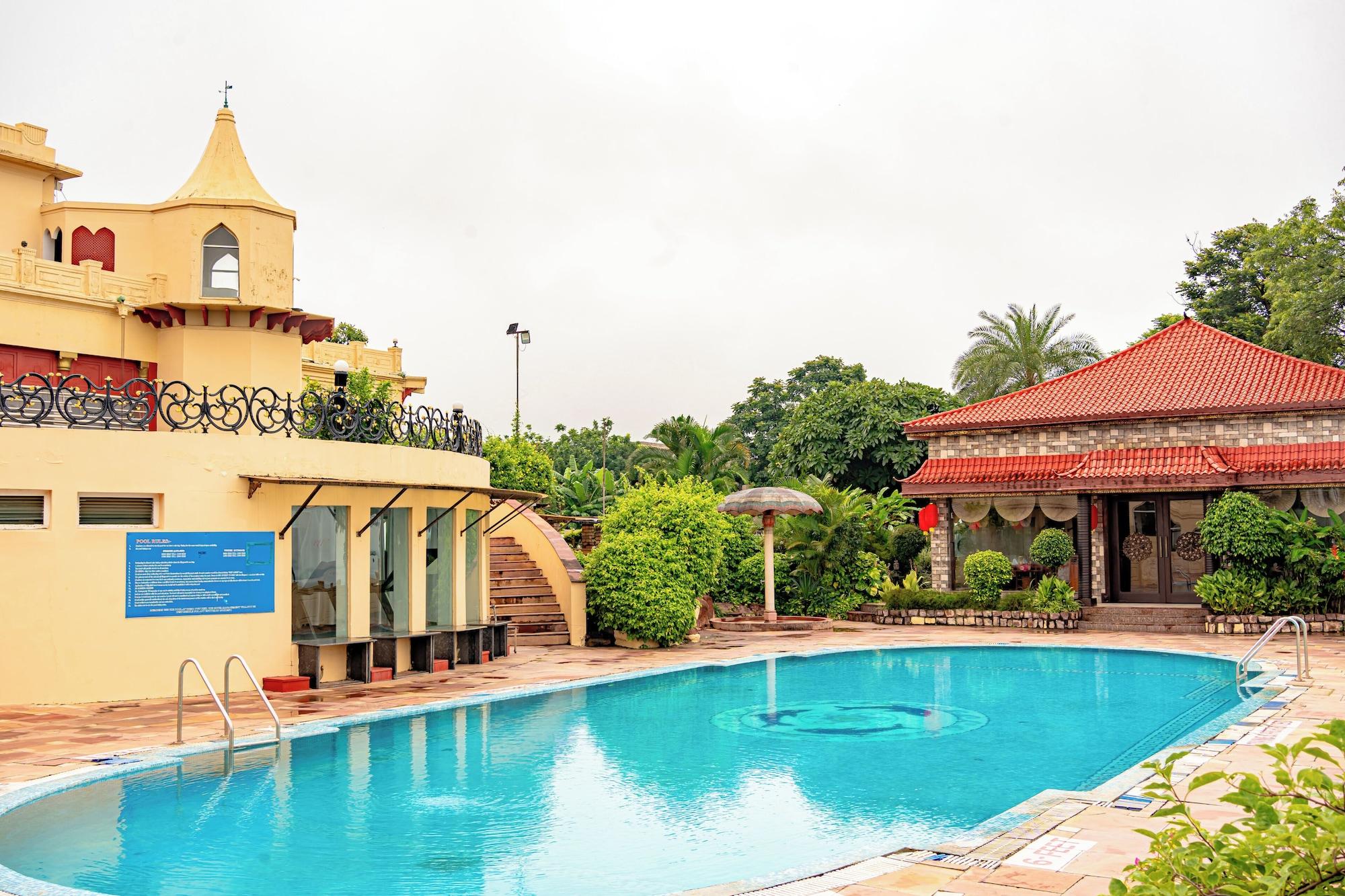 Vista Piscina Noor-Us-Sabah Palace