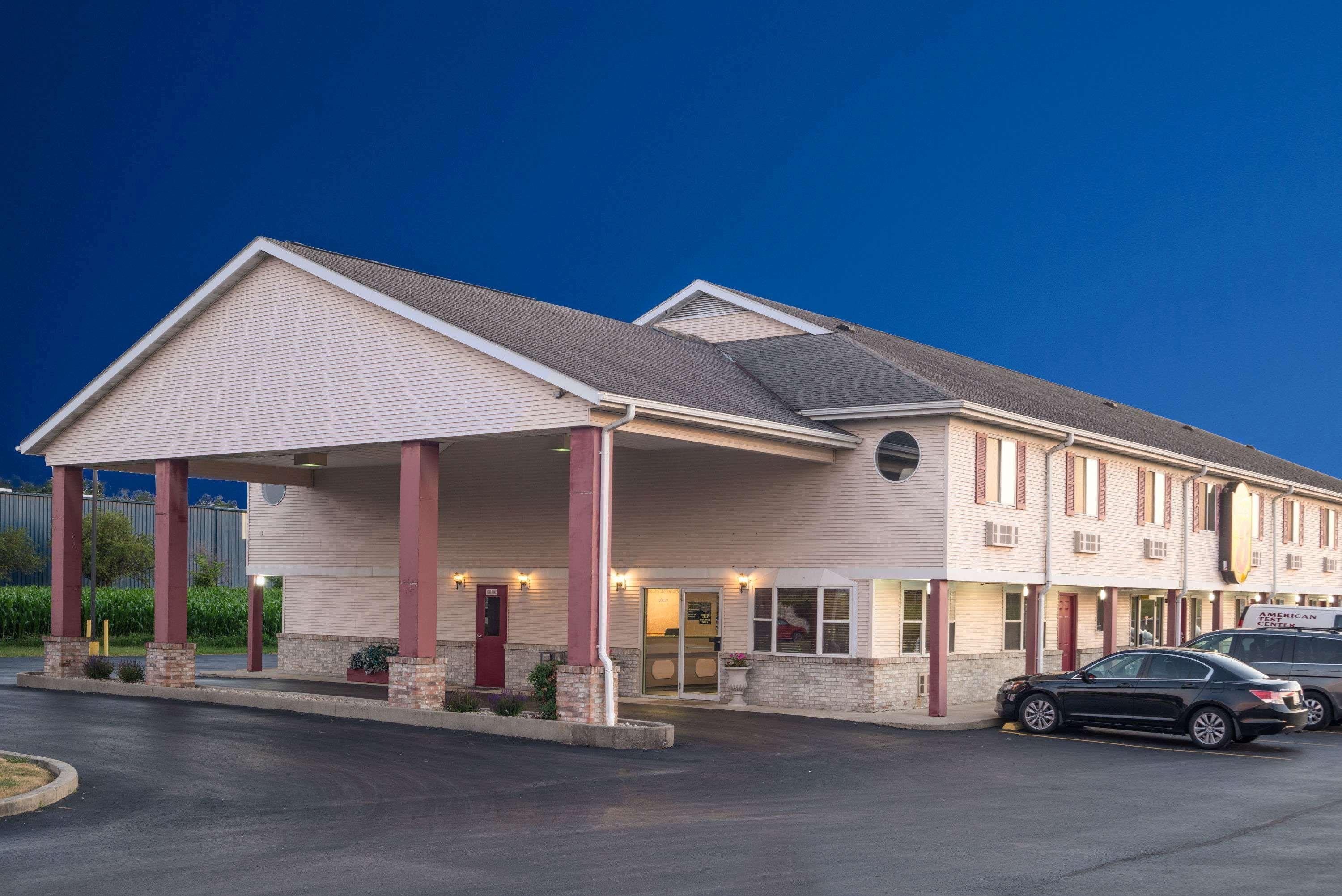Vista Exterior Super 8 by Wyndham Wapakoneta