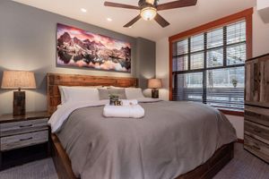 Alquiler Vacacional - Modern Condo in Heart of Village, 1st floor, Steps to Gondola & all Amenities