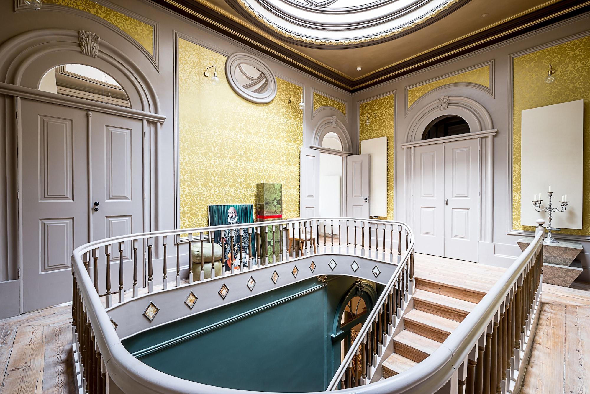 Vista Lobby Charm Palace