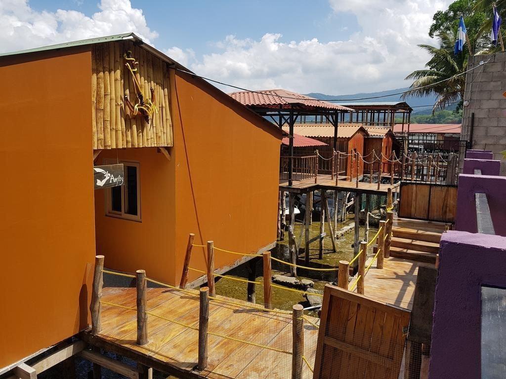 Varios Captain Morgan Hostel