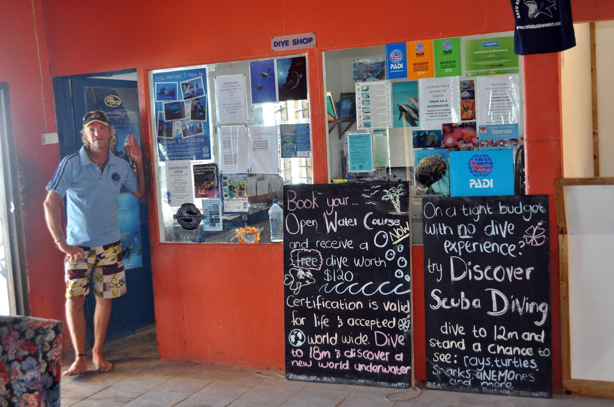 Vista Lobby Ratu Kini Backpackers & Dive Resort