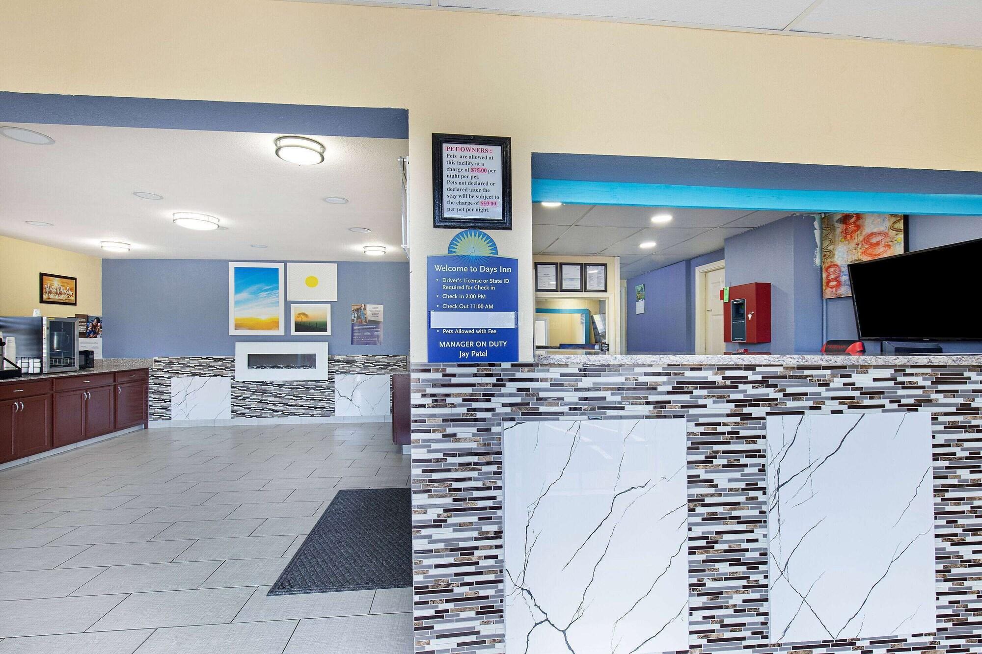 Vista Lobby Days Inn by Wyndham Holladay