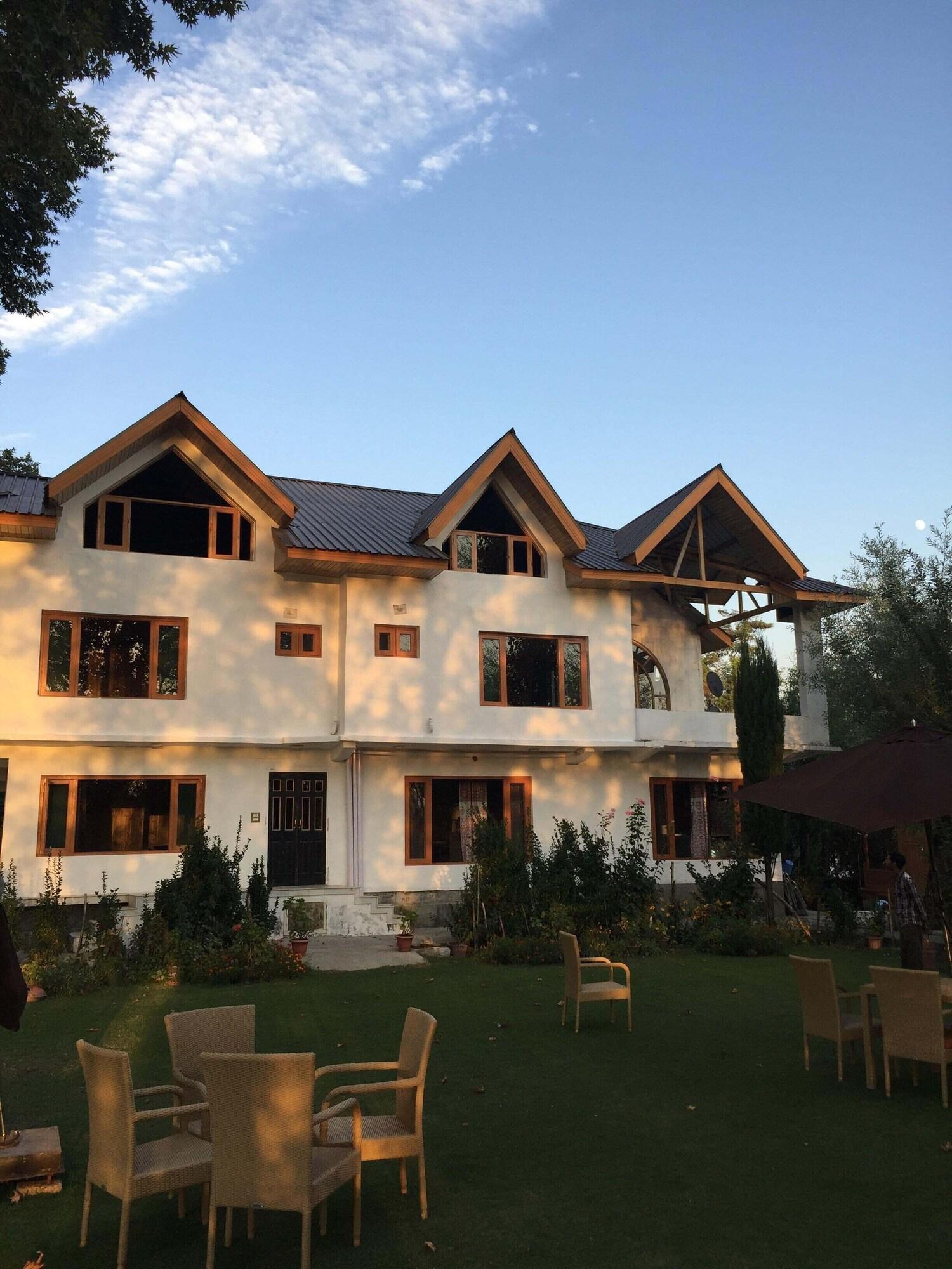 Vista Exterior Nigeen Lake View Resort