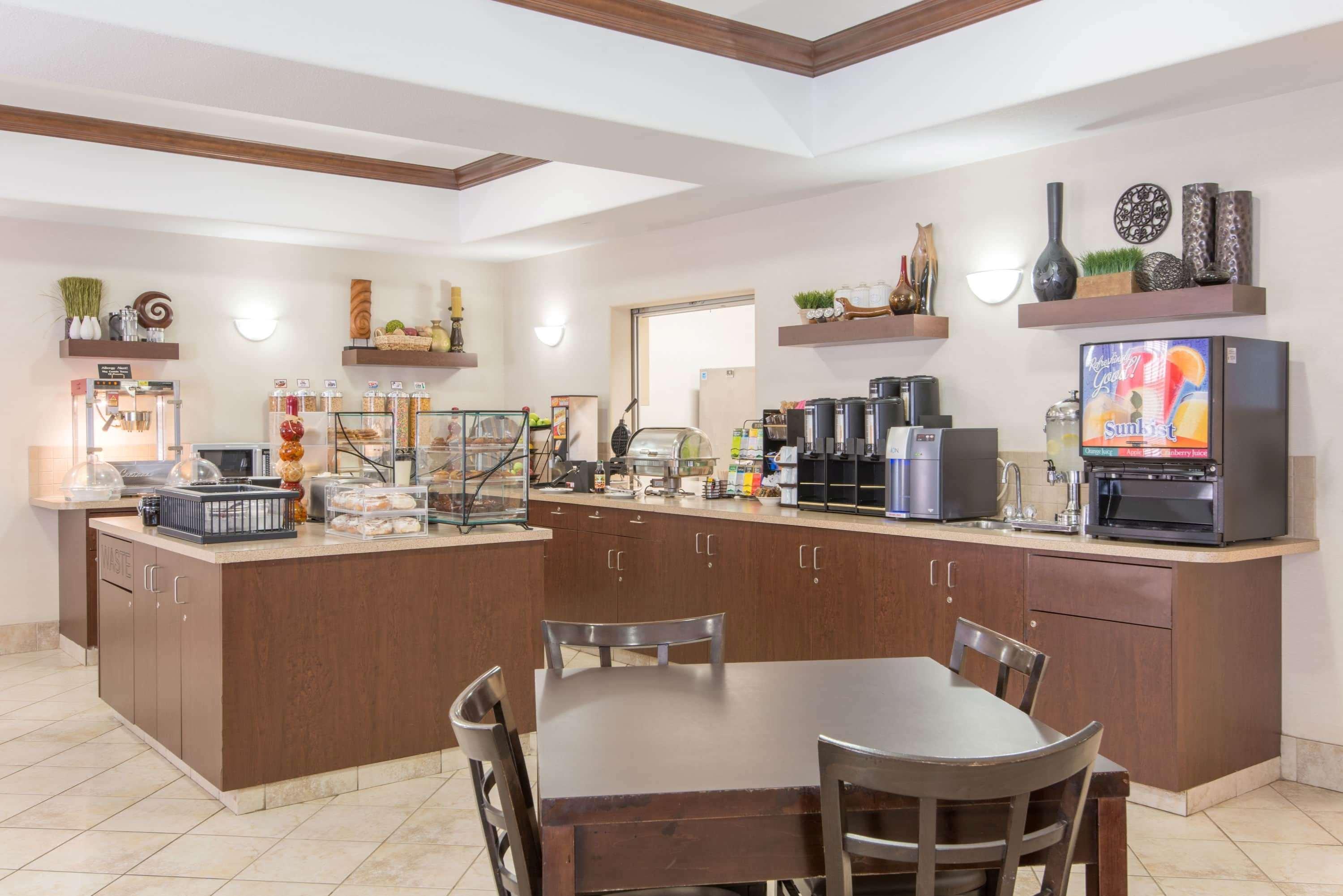 Restaurant Ramada by Wyndham Wainwright