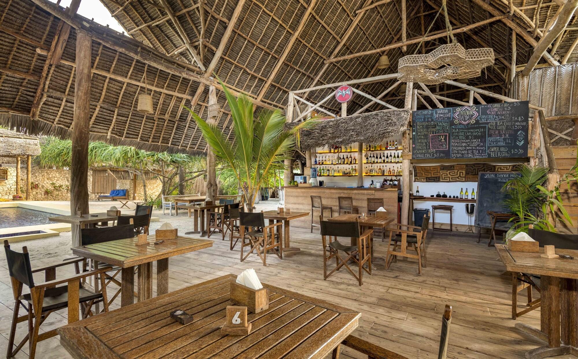 Bar/Salón Zanzibar Sunrise at Bandas